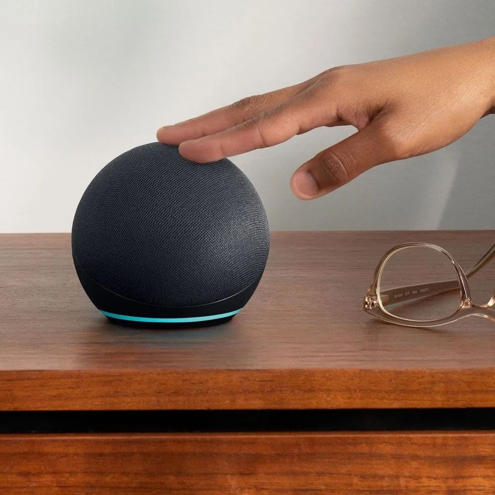 Parlante Amazon Alexa Echo Dot 5ta Generacion Controla Tu Hogar WiFi Doble Banda Boton Silencio color Negro C2N6L4-N